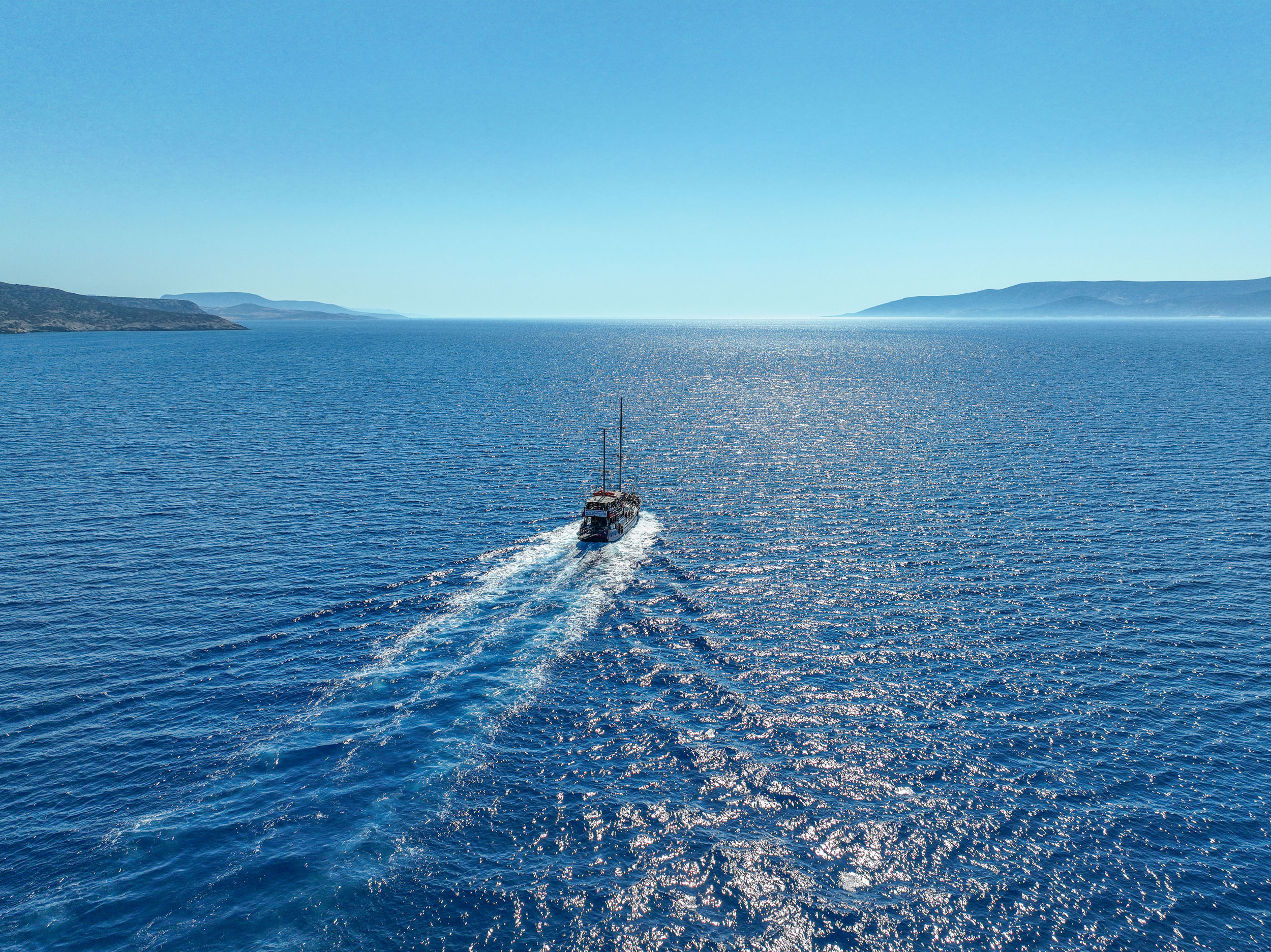 mikros-kosmos-II-at-sea